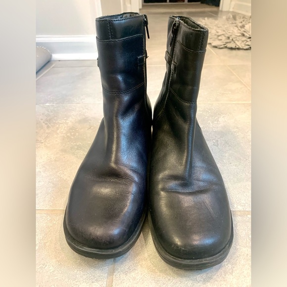 Clark’s Zip & Buckle Detail Low Heel Comfort Boot - Picture 2 of 6